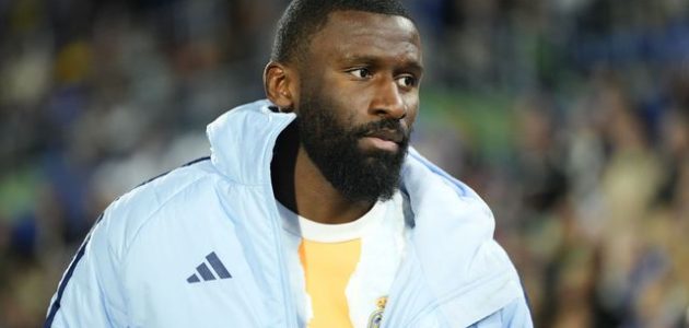 “لا شك أنه كان خطأً فادحًا” – نجم برشلونة السابق يقول إن أنطونيو روديجر يستحق عقابه على تصرفاته في خسارة ريال مدريد